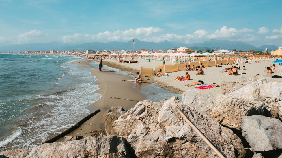 We vroegen om naar het strand in Viareggio te gaan en we zagen dat alle stranden privé waren. We ontdekten dat er maar een klein deel van het strand was dat helemaal gratis is. We willen laten zien hoe de mensheid de natuur gebruikt om geld te verdienen en de kust visueel te vervuilen.