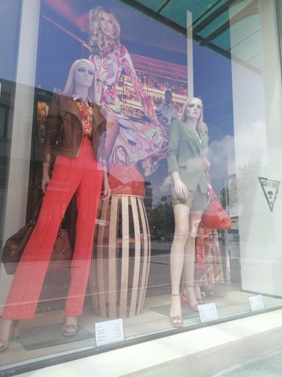 In this picture you can see two white, thin, blonde and unrealistic mannequins. We want to draw attention to the spread of the global North, especially the European beauty standard. For us it is important to highlight consumerism and exclusion of ethnic groups, body shapes and genders. Also to overthrow the working condition in which these clothes are produced.