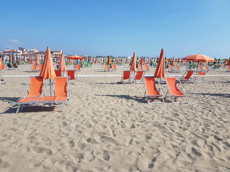 Deze foto toont een deel van het strand bedekt met stoelen en parasols. Het laat zien dat het hele strand privébezit is, wat de vraag opent wie kan profiteren van gemeenschappelijke goederen zoals de natuur. Wij zijn van mening dat deze goederen voor iedereen te beoordelen moeten zijn.
